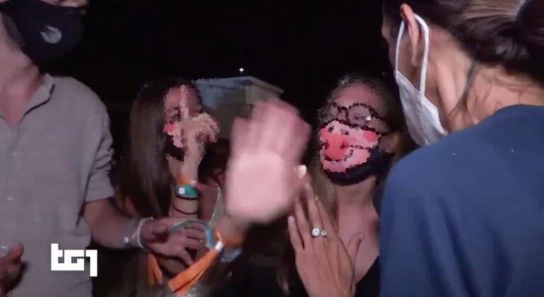 I ragazzi italiani intervistati dal Tg1 nelle discoteche in Croazia: «Non ce n’è di Coviddi» | VIDEO