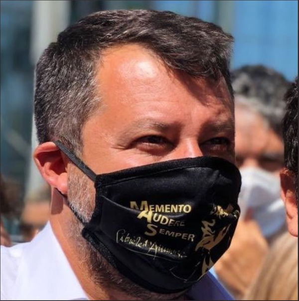 “Memento audere semper”, la mascherina di Salvini fa discutere