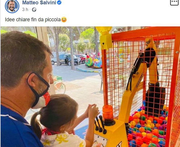 Salvini fa campagna con la figlia che gioca con la ruspa