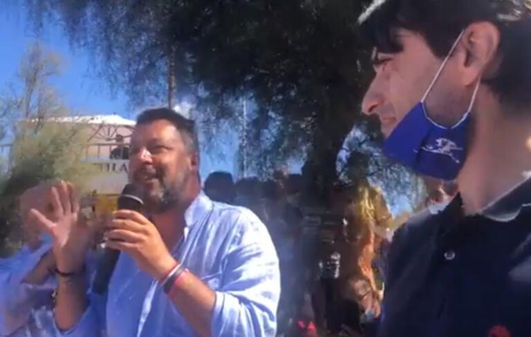 Per Salvini in Svizzera non c’è obbligo di mascherina, ma non è proprio così