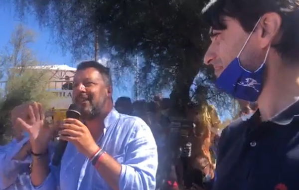 Per Salvini in Svizzera non c’è obbligo di mascherina, ma non è proprio così