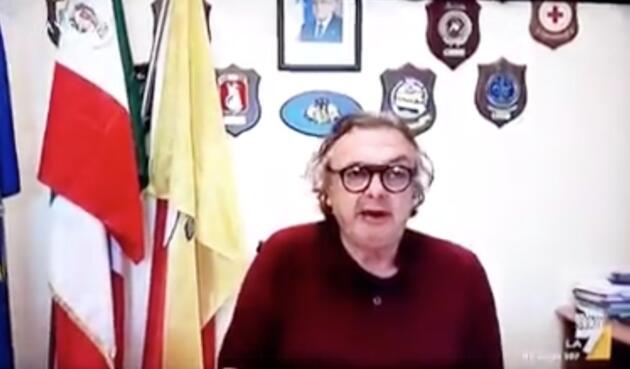 Il sindaco di Lampedusa Totò Martello: «Quella dei migranti che mangiano i cani è una fake news» article-post