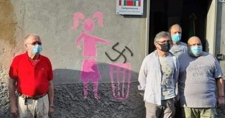 Genova, la geniale idea per “coprire” il disegno di una svastica sotto la targa dell’ANPI article-post