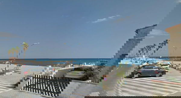 Il ministro che difende il topless e riprende gli agenti che hanno rimproverato due donne in spiaggia