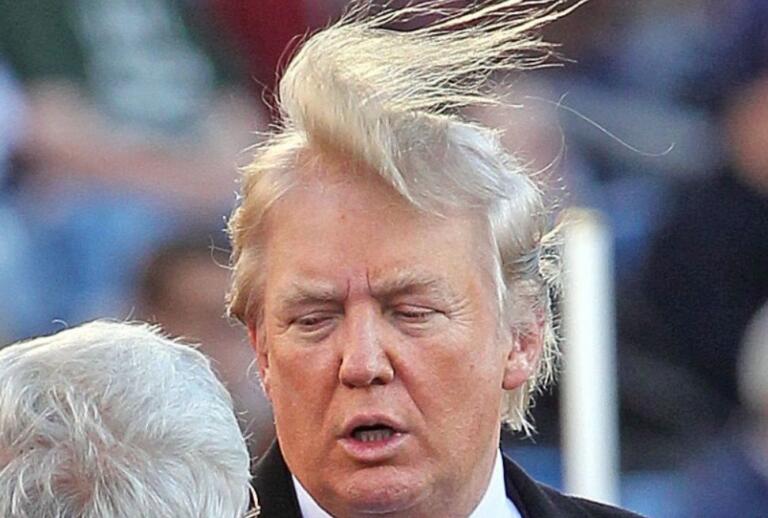 Lo shampoo di Trump: «Per capelli perfetti serve più acqua», il governo aumenta la pressione dei rubinetti Lo shampoo di Trump: «Per capelli perfetti serve più acqua», il governo aumenta la pressione dei rubinetti