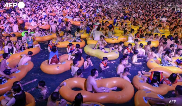 Party hard a Wuhan, piscina piena: niente mascherine e zero distanziamento | VIDEO