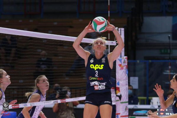 I tifosi che vogliono “cacciare dalla squadra” la pallavolista incinta