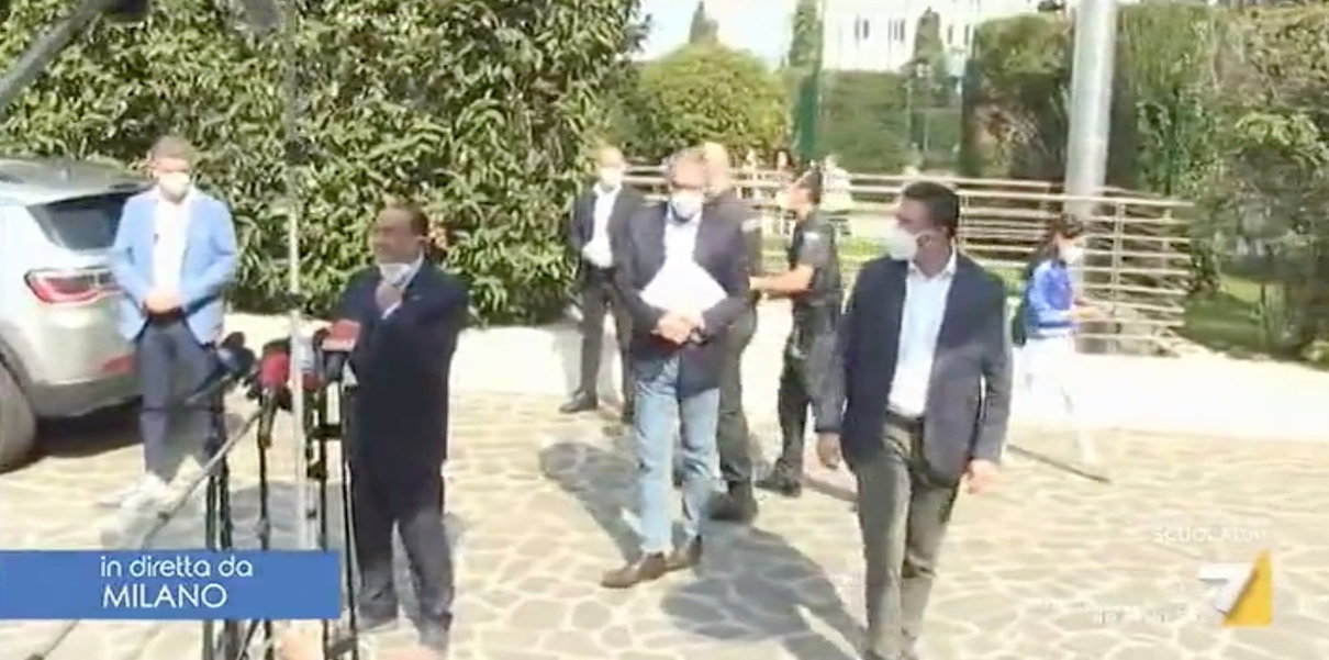 Come la mettiamo con il punto stampa di Berlusconi dopo le dimissioni dal S.Raffaele, visto che è ancora positivo? article-post
