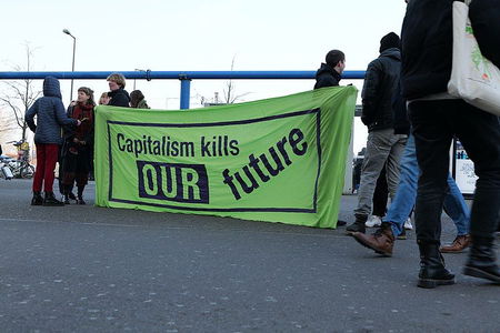 Le scuole britanniche mettono “al bando” l’anti-capitalismo article-post