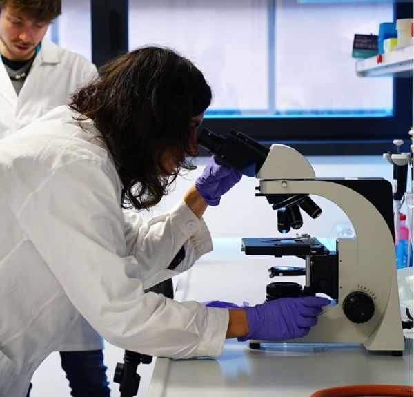 Vaccino anti Covid, la Ue firma un accordo per 300 milioni di dosi