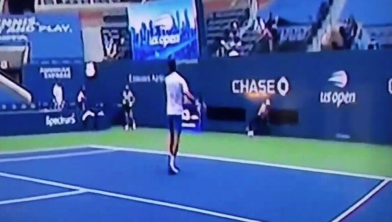 Il video di Djokovic che colpisce un giudice di linea mostra l’involontarietà del gesto