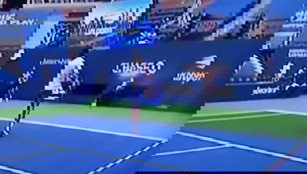Il video di Djokovic che colpisce un giudice di linea mostra l’involontarietà del gesto