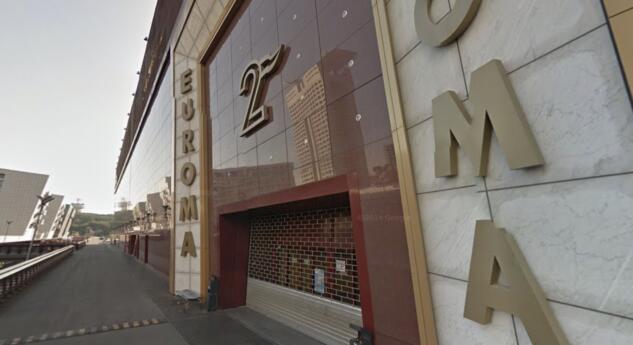 L’altro male del Secolo: un uomo muore in un supermercato e i clienti accalcati per fare foto e video article-post