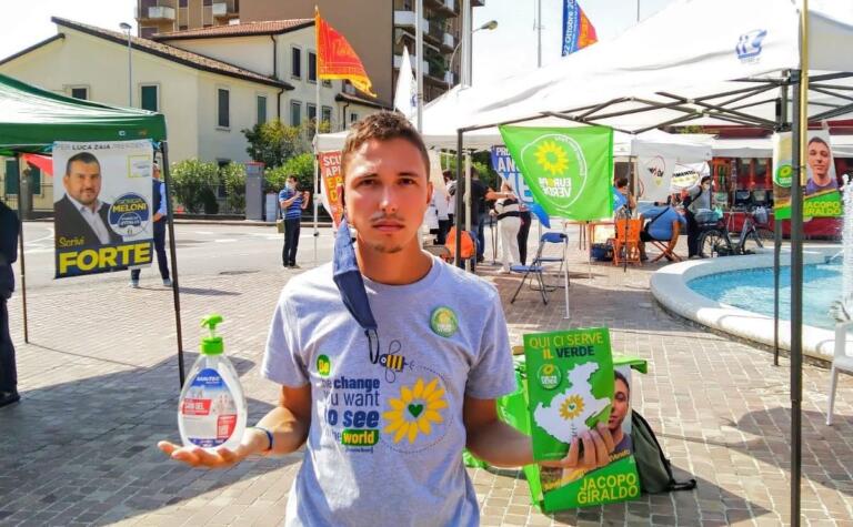 Il candidato di Europa Verde cosparso di gel igienizzante da militanti di FdI mentre parlava con una famiglia di stranieri