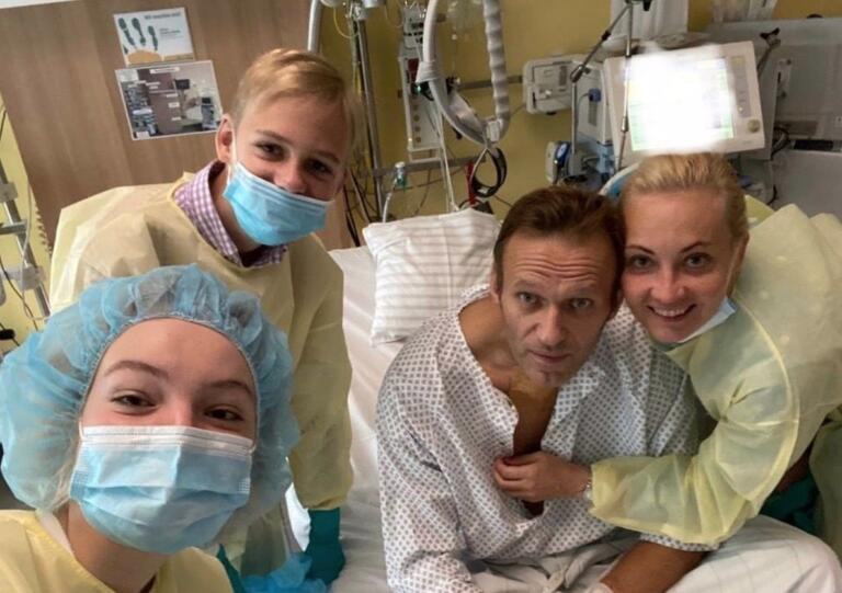 Come Navalnyj ha usato l’ironia per mostrare la sua prima foto dopo l’avvelenamento