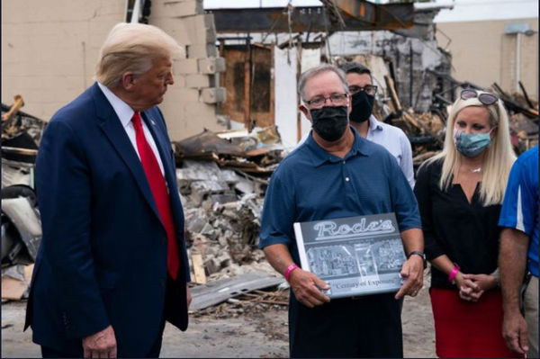 Quelli nella foto con Trump non erano i veri proprietari dei negozi distrutti a Kenosha