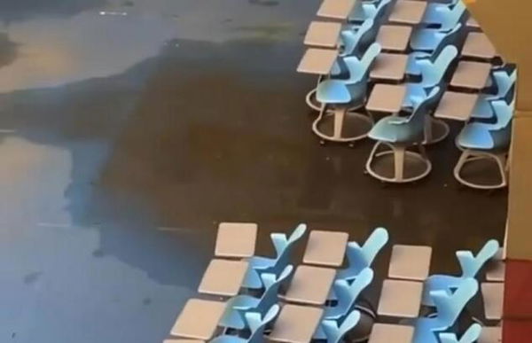 Il liceo di Roma che ha lasciato i nuovi banchi a rotelle sotto la pioggia