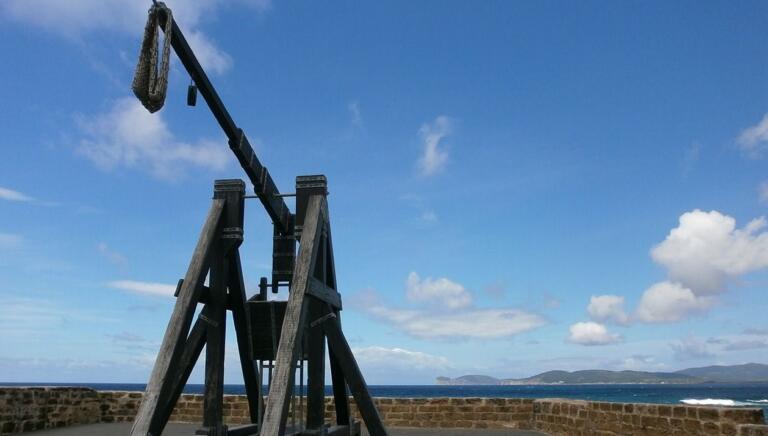 Dopo la proposta di una pista ciclabile sul Ponte di Messina, il ministro Provenzano ironizza: «E la catapulta?»
