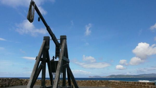 Dopo la proposta di una pista ciclabile sul Ponte di Messina, il ministro Provenzano ironizza: «E la catapulta?»