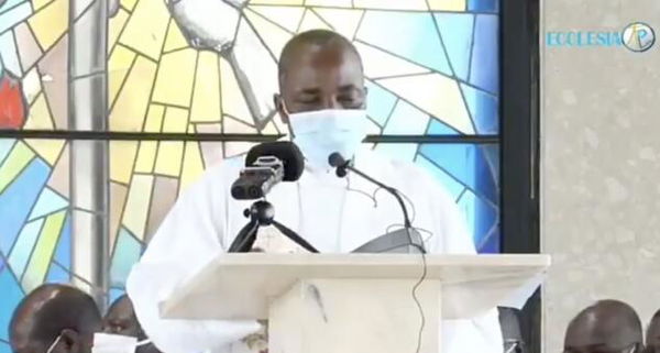 Perché parlare di ‘prete con la mascherina che muore durante la messa’ se non si conoscono le cause del decesso?