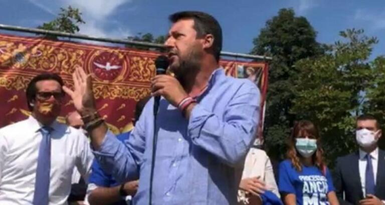 Salvini strattonato a Pontassieve, gli strappano la catenina