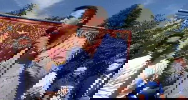 Salvini strattonato a Pontassieve, gli strappano la catenina