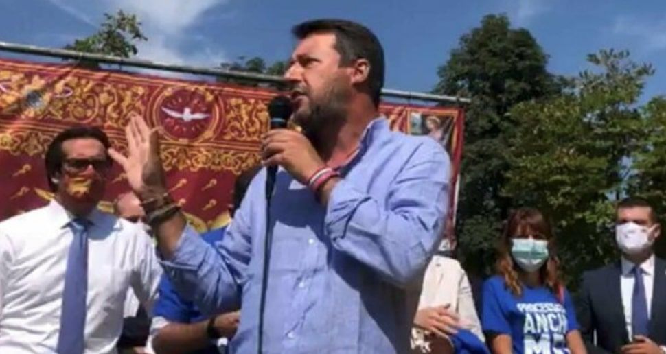Salvini strattonato a Pontassieve, gli strappano la catenina article-post