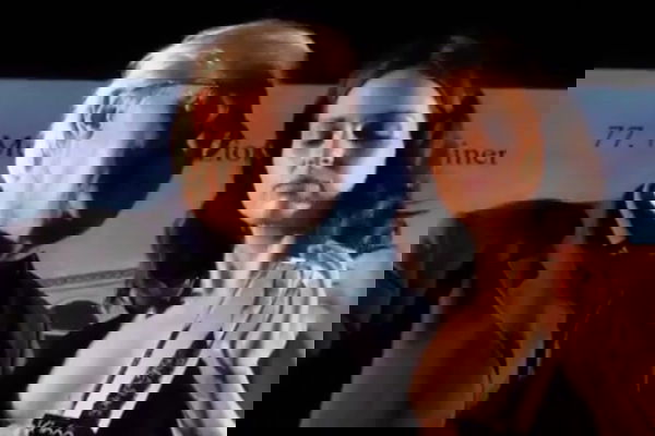 La faccia di Sara Serraiocco quando Sgarbi le si avvicina per premiarla: «La distanza è questione di rispetto»