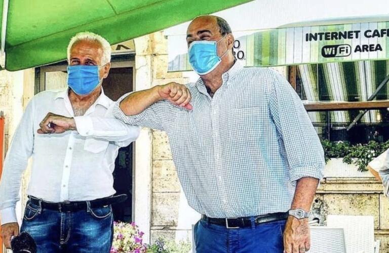 L’Oms insiste sul saluto più sicuro, meglio la mano sul cuore del contatto col gomito