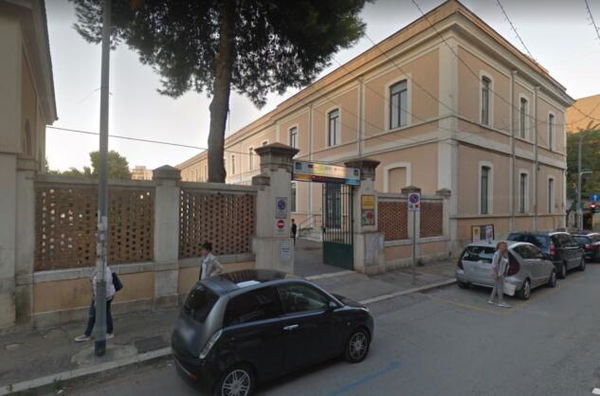 Fanno irruzione in una scuola di Foggia e rubano la pistola a un finanziere che sorvegliava il seggio elettorale