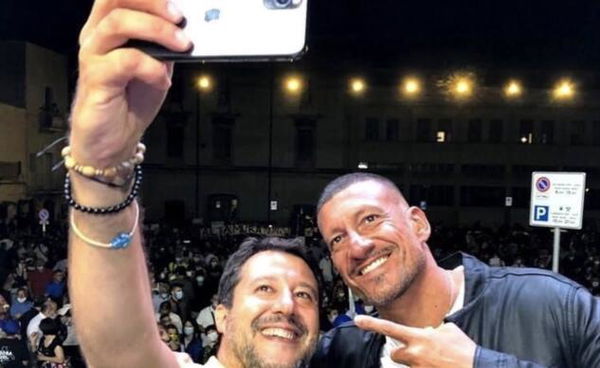 La storia della spalla dolorante di Salvini a causa dei ‘troppi selfie’