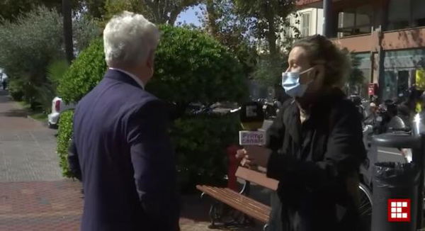 Il sindaco di Ventimiglia derubato mentre è in diretta tv | VIDEO