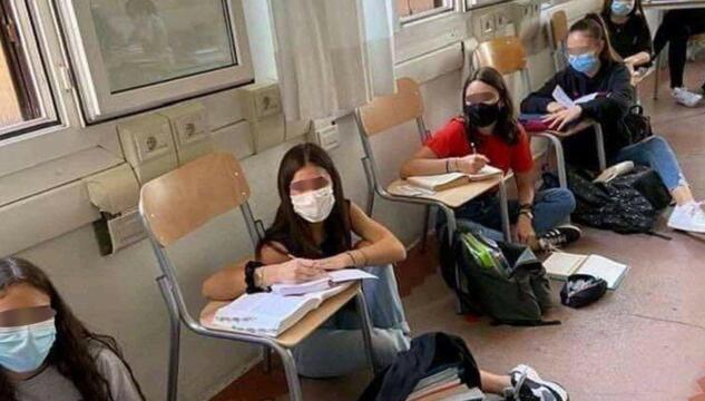 Studentesse sedute a terra