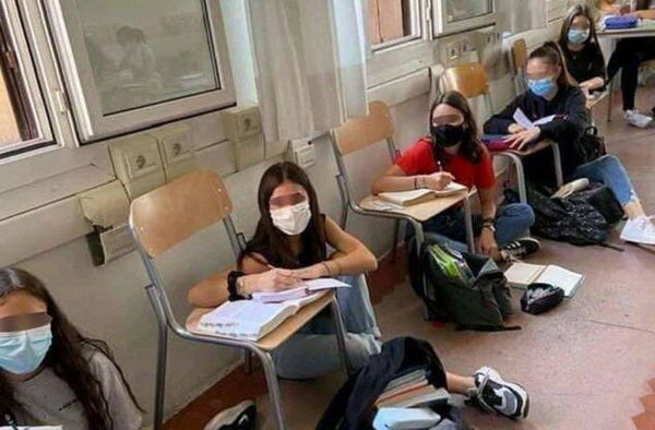La vera storia della fotografia pubblicata da Salvini con alcune ragazze sedute a terra in una scuola