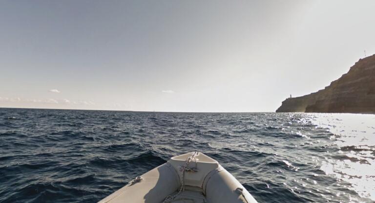 La storia dei due terrapiattisti soccorsi in mare: volevano dimostrare che la terra finisce a Lampedusa