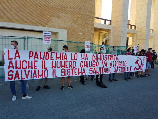 Le proteste prima del via ai test per la facoltà di Medicina: «Stop al numero chiuso, la pandemia ha detto che servono più medici»