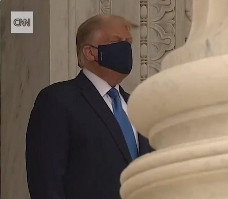 Trump fischiato durante la visita alla salma del giudice Ginsburg article-post