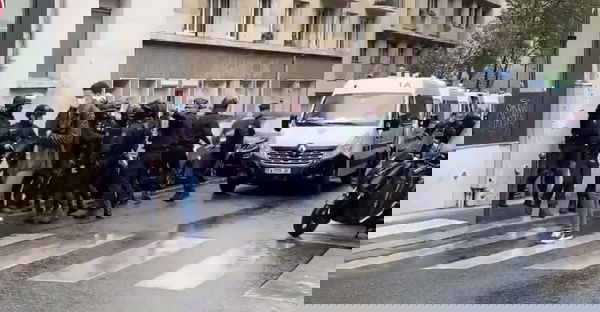 Il premier francese conferma: ci sono 2 feriti da accoltellamento vicino alla sede di Charlie Hebdo