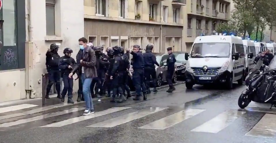 Il premier francese conferma: ci sono 2 feriti da accoltellamento vicino alla sede di Charlie Hebdo article-post
