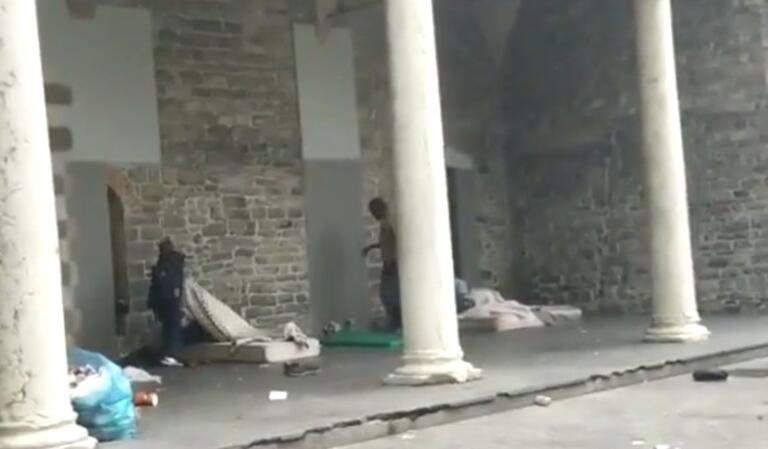 L’assessora di Como «non si pente per niente» del gesto con le coperte del clochard