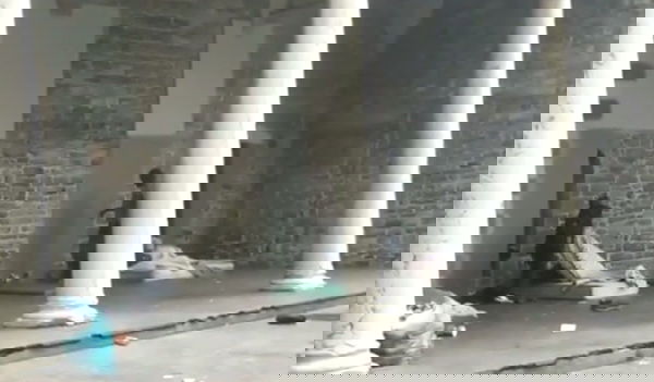 L’assessora di Como «non si pente per niente» del gesto con le coperte del clochard