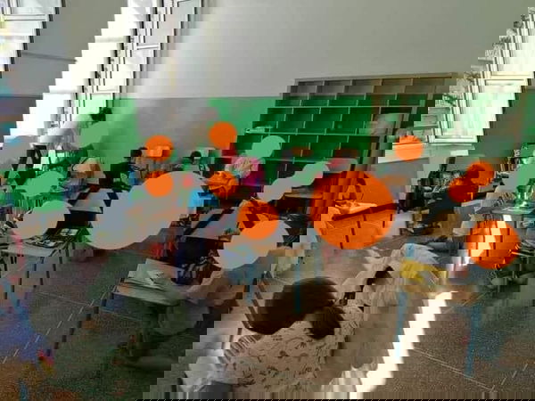 I genitori della scuola di Castelletto con i bambini in ginocchio: «Non siamo in campagna elettorale»