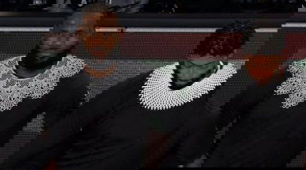 La bufala di Lebron James che ha indossato un colletto di pizzo per ricordare la giudice Ginsburg