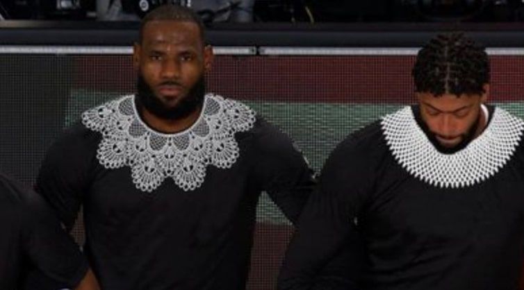 La bufala di Lebron James che ha indossato un colletto di pizzo per ricordare la giudice Ginsburg article-post