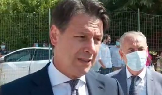 La sorpresa di Conte in un liceo di Norcia: «Se perdiamo la sfida Recovery avete il diritto di mandarci a casa»