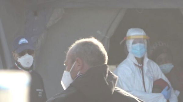 La storia della dottoressa che «ha tappato le orecchie» al bambino della Alan Kurdi per non fargli sentire gli insulti