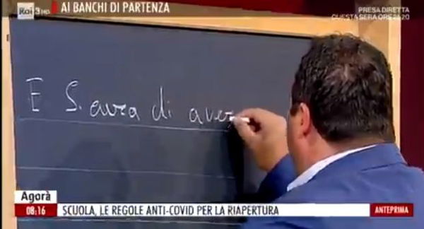 Durigon, che scrive “E sicura” alla lavagna di Agorà, fa parte della Lega che chiede le dimissioni della Azzolina
