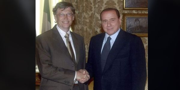 Silvio Berlusconi e Bill Gates si stringono la mano – Ed è subito complotto! article-post