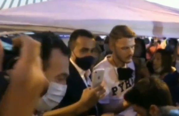 Di Maio colpito da un gavettone durante un comizio in Campania | VIDEO