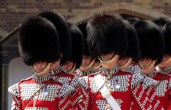 Le 13 guardie della regina Elisabetta arrestate per aver partecipato a un rave con cocaina